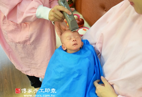 方哥哥(新北中和區到府嬰兒寶寶滿月剃頭理髮、免費到府嬰兒剃胎毛儀式吉祥話)。到府剃頭剃胎毛主持、專業拍照、DVD光碟、證書。★購買「臍帶章、肚臍章、胎毛筆刷印章」贈送：剃頭、收涎、抓周，三選一。2015.11.19 照片18